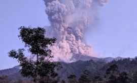 În Indonezia a erupt vulcanul Merapi lăsînd un nor uriaș VIDEO