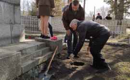 Pămîntul din Polonia de pe mormîntul eroului din Moldova a fost adus în satul său natal FOTO
