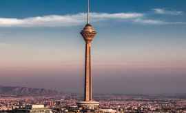 Haz de necaz O mască uriașă pusă pe cel mai înalt zgîrienori din Iran FOTO