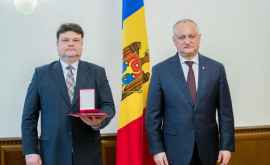 Președintele Moldovei la decorat pe ambasadorul Belarusului cu Ordinul de Onoare