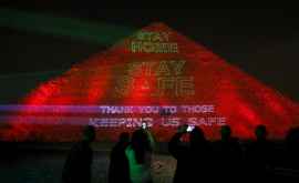 Mesaj dedicat luptei împotriva COVID19 proiectat pe Marea Piramidă din Egipt VIDEO