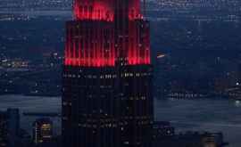 Clădirea Empire State luminată în culorile unei sirene de ambulanță VIDEO