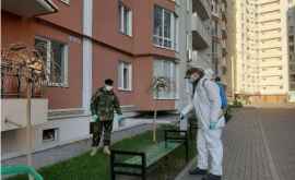 Militarii Armatei Naționale dezinfectează blocurile în care locuiesc
