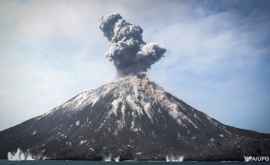 Vulcanul Anak Krakatau a erupt VIDEO