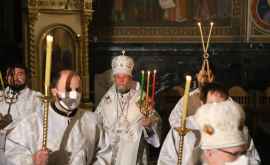 Священники в масках в пустом соборе как в этом году прошла служба Воскресения ФОТО