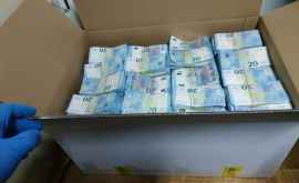 Cutii pline ochi cu euro nedeclarați descoperite la Vama Leușeni VIDEO