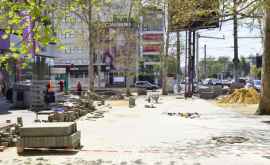 Reabilitarea integrală a trotuarului de pe bd Moscovei va fi încheiată la sfîrșitul verii FOTO