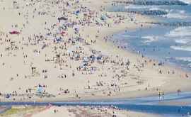 Zeci de mii de turiști au luat cu asalt plajele din SUA FOTO