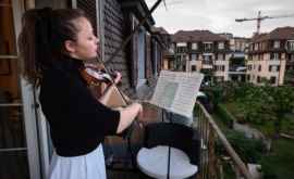 Молдавская артистка играет для швейцарцев с балкона своего дома