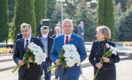 Высшее руководство страны возложило цветы к мемориалу Вечность ФОТО