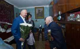 Президент поздравил двух ветеранов Великои Отечественнои воины с Днем Победы