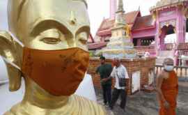 O statuie uriașă a lui Buddha șia pus mască 