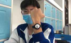Пекинских школьников снабдили браслетами которые следят за их самочувствием 