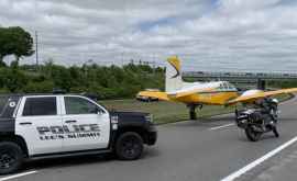 SUA Un avion a aterizat de urgență pe o autostradă printre mașini
