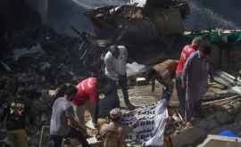 Двойная катастрофа в Пакистане пассажирский самолет рухнул на жилые дома 
