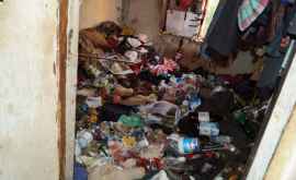 Un apartament din Chișinău a fost transformat în gunoiște VIDEO