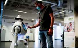 Робот сотрудник больницы измеряет температуру и проверяет есть ли на вас маска