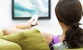 Cîteva mișcări care te ajută să nu amorțești în fața televizorului