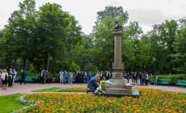 Dodon Greceanii și Ambasadorul Federatiei Ruse au depus flori la monumentul lui Alexandr Puskin