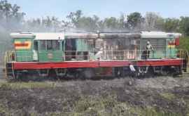 La Ungheni o locomotivă a fost cuprinsă de flăcări FOTO