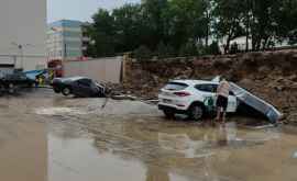 Подпорная стена на стройплощадке на Буюканах рухнула на автомобили ФОТО 