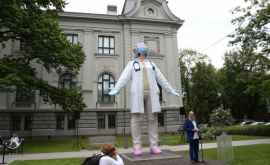 В Риге открыли шестиметровую статую Медики для мира