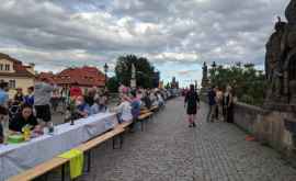 Mii de oameni au stat la o masă lungă de 500 de metri în Cehia Care e motivul