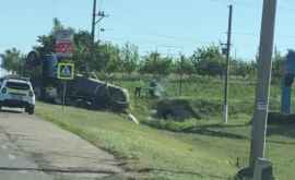 Accident neobişnuit Un tractor sa răsturnat pe marginea unui drum VIDEO