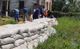 Спасатели продолжают укреплять дамбы в Кантемире