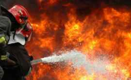 Ночной пожар в Инспекторате полиции Огонь уничтожил крышу здания ВИДЕО