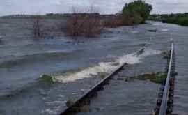 Un segment de cale ferată inundat de apele rîului Prut