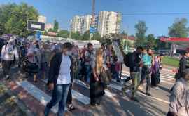 В разгар пандемии десятки прихожан отправились Крестным ходом вокруг Кишинева Фото
