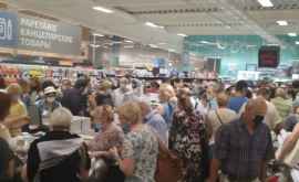 Îmbulzeală la un supermarket din capitală Oamenii mai că se calcă în picioare VIDEO