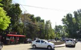 Ceban indignat că mașinile continuă să intre în parcurile din Chișinău