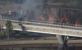 Un pod a luat foc şi sa prăbuşit parţial în SUA după ce un tren a deraiat VIDEO