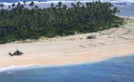 Trei marinari găsiți pe o insulă din Pacific datorită mesajului SOS pe nisip
