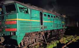 Un nou incendiu pe calea ferată Locomotiva unui tren marfar a luat foc FOTO