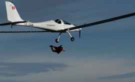 Впервые совершен прыжок с парашютом из самолета на солнечной энергии ВИДЕО