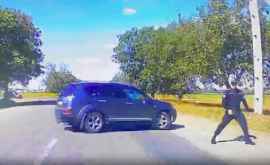 Poliţist la un pas de a fi accidentat de maşina pe care a oprito VIDEO