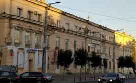Chișinăuienii cer restabilirea fațadei clădirii din centrul capitalei FOTO