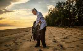 74летний мужчина 15 лет собирал бутылки выброшенные морем на берег 