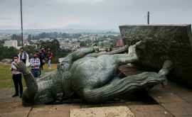 O statuie ecvestră a conchistadorului spaniol Sebastian de Belalcazar dată jos de un grup de amerindieni VIDEO