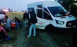 Accident la Telenești Un microbuz cu pasageri a zburat de pe traseu