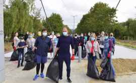 Большая уборка в Кишиневе Ион Чебан с семьей и коллегами собрал мусор в парке Ла Извор ФОТО