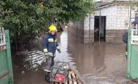 Zeci de gospodării inundate în urma ploilor de ieri Salvatorii continuă lucrările FOTO