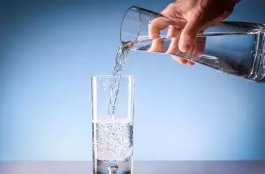 5 modalități simple să bei mai multă apă