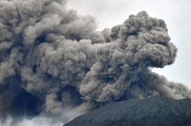 Lavă şi nori de cenuşă: imagini spectaculoase după erupția unui vulcan