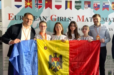 O nouă medalie cucerită de elevii moldoveni. La ce disciplină s-au remarcat