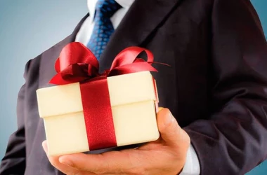 Должностные лица или госслужащие, получающие дорогие подарки, должны их выкупить