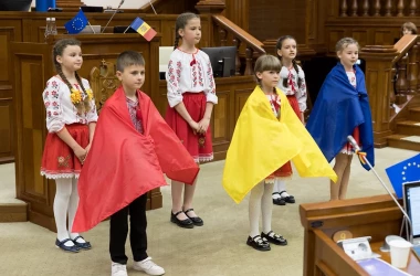 Grosu invită cetățenii să arboreze tricolorul de Ziua Drapelului de Stat